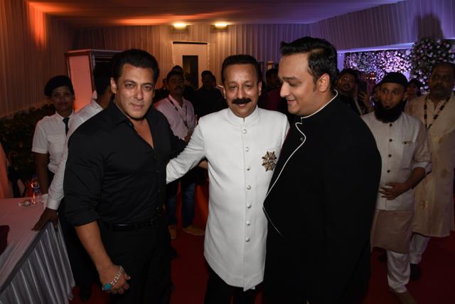Salman Khan poses at Baba Siddique’s iftar party (Viral Bhayani)