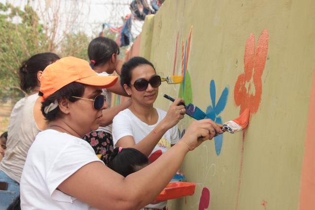 Residents including kids, students and corporates get together every weekend for wall art this butterfly park. (Shivam Saxena/HT)