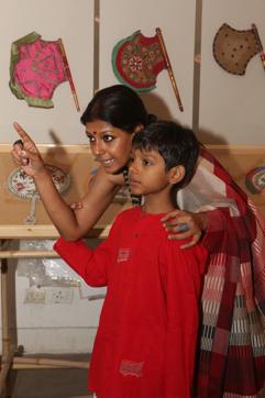 Actor Nandita Das tells her son Vihaan about some intricacies of the exhibits. (PHOTO: Prabhas Roy/HT)
