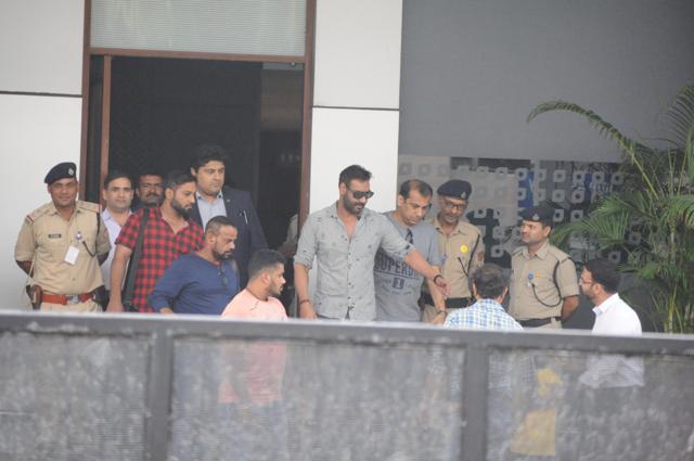 Ajay Devgn is photographed on his return from a visit to dargah at Ajmer Sharif. (Viral Bhayani)