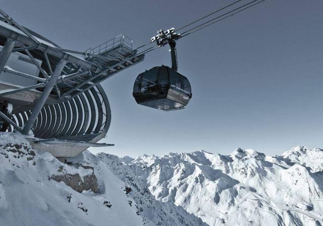 The only way to reach 007Elements is via the Gaislachkogl gondola. The only way to reach 007Elements is via the Gaislachkogl gondola.