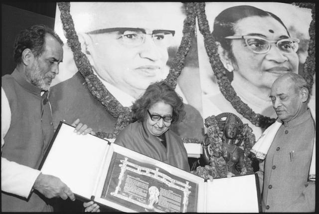 Qurratulain Hyder being conferred the Bhartiya Jnanpith Award on 09 January 1991. Former Prime Ministers Chandra Shekhar (L) and PV Narasimha Rao (R) are also in the picture. (Virendra Prabhakar/HT Photo) Qurratulain Hyder being conferred the Bhartiya Jnanpith Award on 09 January 1991. Former Prime Ministers Chandra Shekhar (L) and PV Narasimha Rao (R) are also in the picture. (Virendra Prabhakar/HT Photo)