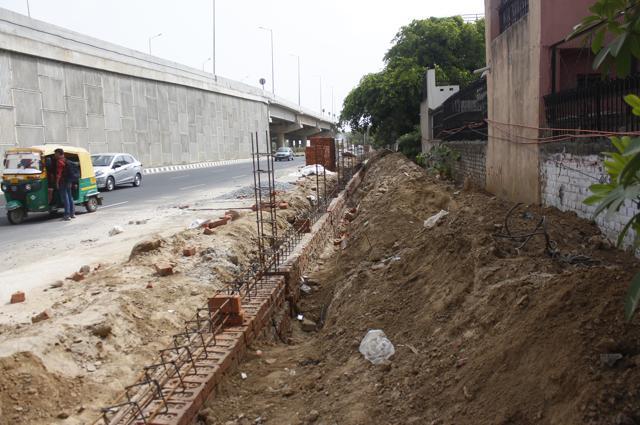Construction waste around sector 17 in Gurugram. (Yogendra Kumar/HT Photo)