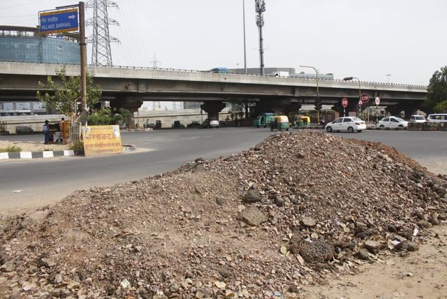 Waste near sector 18 in Gurugram. (Yogendra Kumar/HT Photo)