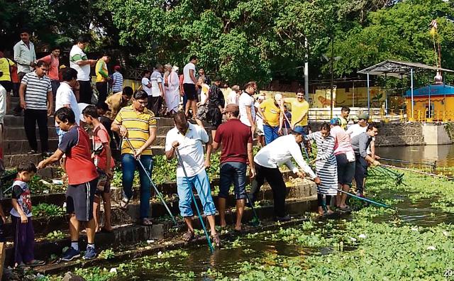 More than 10,000 volunteers participated in the cleaning drive launched by Rotary club of Walhekarwadi, clearing 1,455 tonnes of water hyacinth over 213 days (HT Photo) More than 10,000 volunteers participated in the cleaning drive launched by Rotary club of Walhekarwadi, clearing 1,455 tonnes of water hyacinth over 213 days (HT Photo)