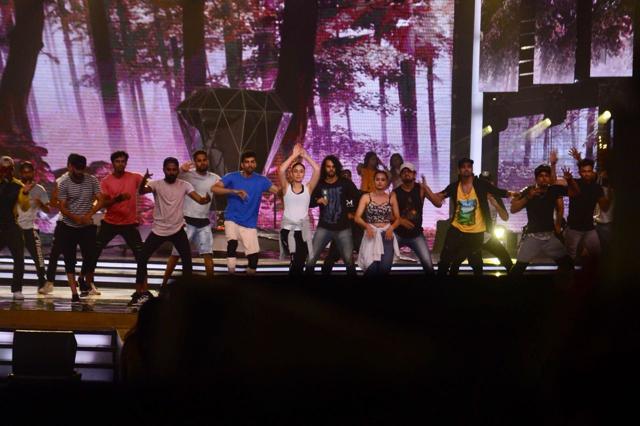 Kareena Kapoor Khan rehearsing for Miss India pageant. (Viral Bhayani)