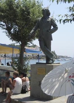 The statue of Salvador Dali overlooks the beachside resort of Caduceus, Spain. (AP) The statue of Salvador Dali overlooks the beachside resort of Caduceus, Spain. (AP)