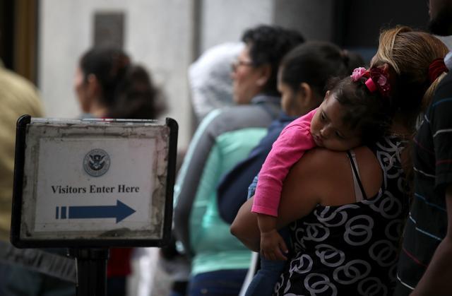 A young girl rests on her mother's shoulder as they wait in line to enter the San Francisco office of the Immigration and Customs Enforcement (ICE) on June 19. (AFP Photo) A young girl rests on her mother's shoulder as they wait in line to enter the San Francisco office of the Immigration and Customs Enforcement (ICE) on June 19. (AFP Photo)