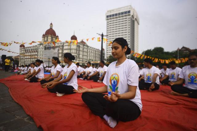 A session underway outside Gateway of India. Here, the iconic Taj Mahal Palace hotel in the background. (Pratik Chorge/HT Photo)