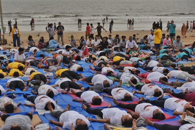 People in a yoga session at Juhu beach. (Satyabrata Tripathy/HT Photo)