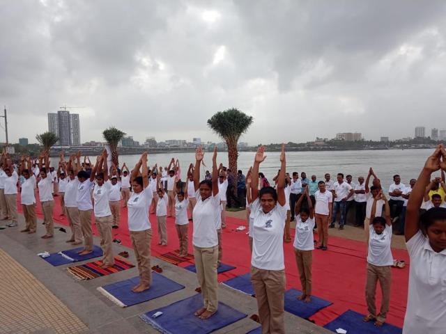 A yoga session organised at Bandra Reclamation promenade on the occasion of International Yoga Day had Vice President M Venkaiah Naidu addressing the people. (Kunal Patil/HT Photo)