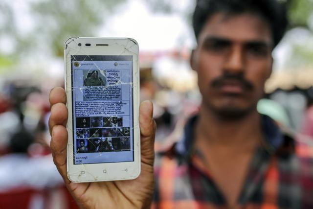 Thirumalesh Boya displays his mobile phone with a whatsapp message. Photographer: Dhiraj Singh/Bloomberg (Bloomberg) Thirumalesh Boya displays his mobile phone with a whatsapp message. Photographer: Dhiraj Singh/Bloomberg (Bloomberg)