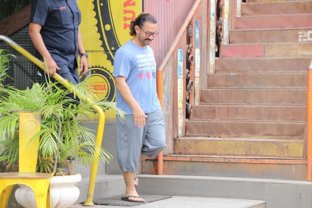 Aamir Khan looks rather different in baggy pants, a loose tee and specs. (Viral Bhayani) Aamir Khan looks rather different in baggy pants, a loose tee and specs. (Viral Bhayani)