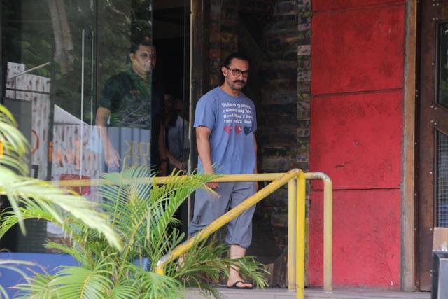 Aamir Khan on this way out of the spa. (Viral Bhayani) Aamir Khan on this way out of the spa. (Viral Bhayani)