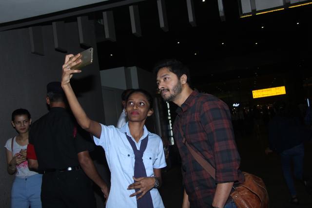 Shreyas Talpade obliged a fan with a selfie. (Viral Bhayani)