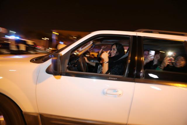 A Saudi woman celebrates with her friends as she drives her car in Al Khobar, Saudi Arabia, June 24, 2018. (REUTERS) A Saudi woman celebrates with her friends as she drives her car in Al Khobar, Saudi Arabia, June 24, 2018. (REUTERS)