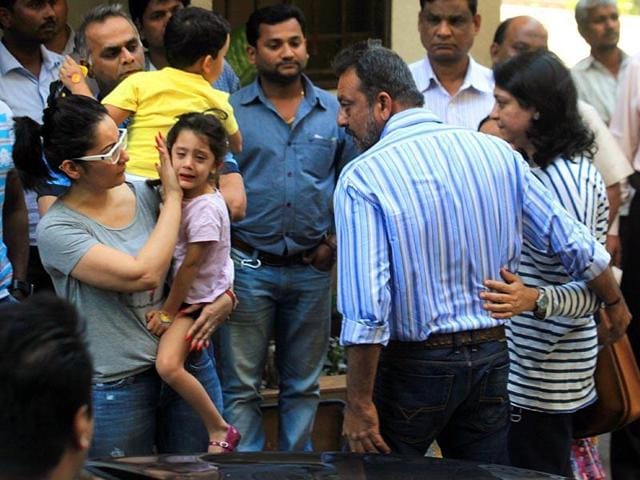 Wife Manyataa, sister Priya and daughter bid farewell to Sanjay as he returns to Yerwada jail. (Kunal Patil.HT Photo) Wife Manyataa, sister Priya and daughter bid farewell to Sanjay as he returns to Yerwada jail. (Kunal Patil.HT Photo)