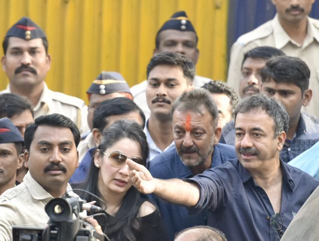 Wife Manyatar and filmmaker and friend Rajkumar Hirani accompany Sanjay Dutt as he is released. (HT PHoto) Wife Manyatar and filmmaker and friend Rajkumar Hirani accompany Sanjay Dutt as he is released. (HT PHoto)