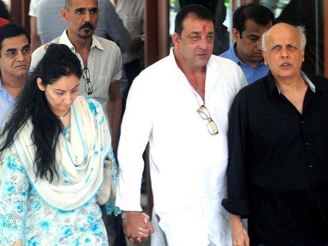 Wife Manyata and filmmaker Mahesh Bhatt accompany Sanjay as they prepare for his surrender. (PTI Photo) Wife Manyata and filmmaker Mahesh Bhatt accompany Sanjay as they prepare for his surrender. (PTI Photo)