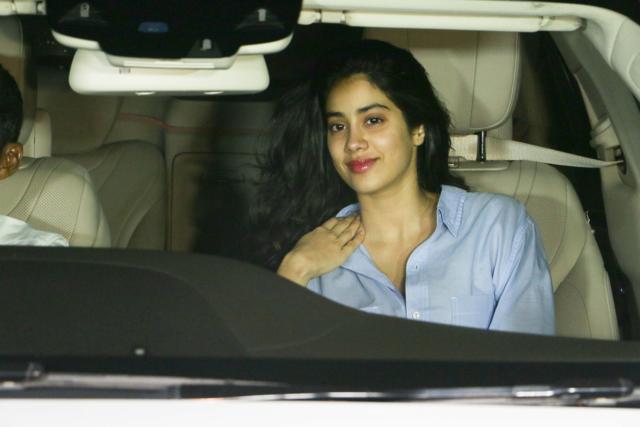 Janhvi Kapoor is a picture of freshness. (Viral Bhayani) Janhvi Kapoor is a picture of freshness. (Viral Bhayani)
