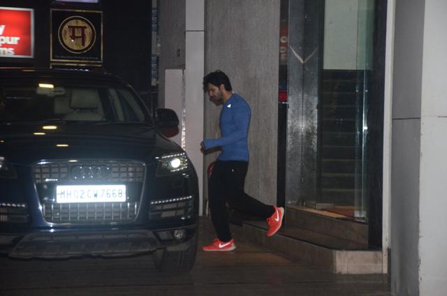 Where is Varun Dhawan heading to? (Viral Bhayani)