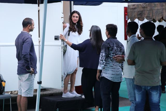 Aditi Rao Hydari interacts with staff at Goregaon ad shoot. (Viral Bhayani)