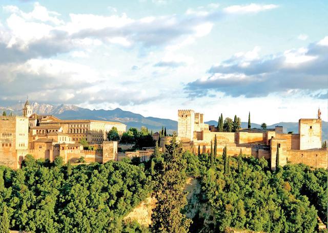 The Alhambra is a little like a mixture of Agra Fort and Fatehpur Sikri with Christian influences added later The Alhambra is a little like a mixture of Agra Fort and Fatehpur Sikri with Christian influences added later