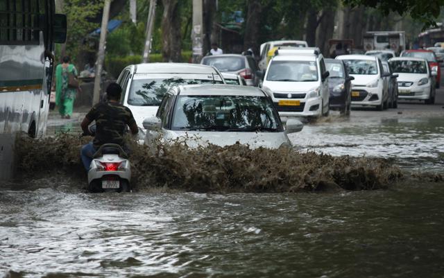 Vehicles wade through waterlogged road, in Sector 18, Udyog Vihar near Jwala mill, in Gurugram on Thursday. (Yogendra Kumar/HT PHOTO) Vehicles wade through waterlogged road, in Sector 18, Udyog Vihar near Jwala mill, in Gurugram on Thursday. (Yogendra Kumar/HT PHOTO)