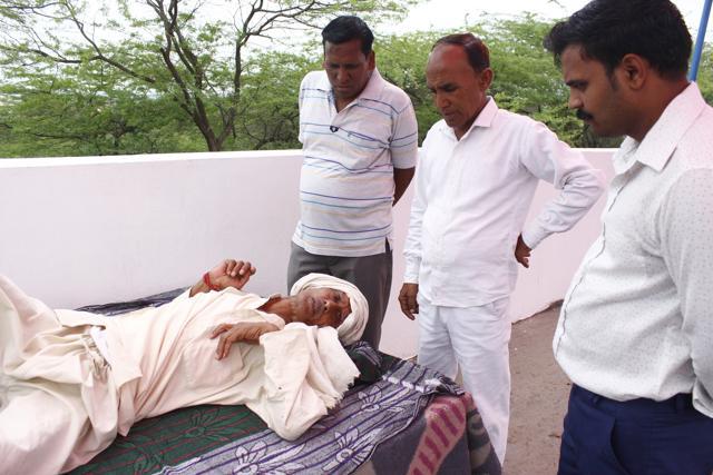 Angrez Singh, 70, a resident of Bandhwari, is currently undergoing treatment for cancer. (Yogendra Kumar/HT PHOTO) Angrez Singh, 70, a resident of Bandhwari, is currently undergoing treatment for cancer. (Yogendra Kumar/HT PHOTO)