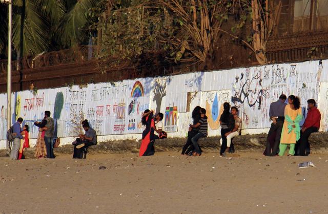 They found love in a crowded place: Couples at Prabhadevi in Mumbai. (Pramod Thakur/HT Photo) They found love in a crowded place: Couples at Prabhadevi in Mumbai. (Pramod Thakur/HT Photo)