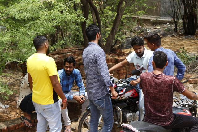 Men of marriagable age in Bandhwari are finding it hard to find brides owing to the pollution and stench in their village. (Yogendra Kumar/HT PHOTO) Men of marriagable age in Bandhwari are finding it hard to find brides owing to the pollution and stench in their village. (Yogendra Kumar/HT PHOTO)