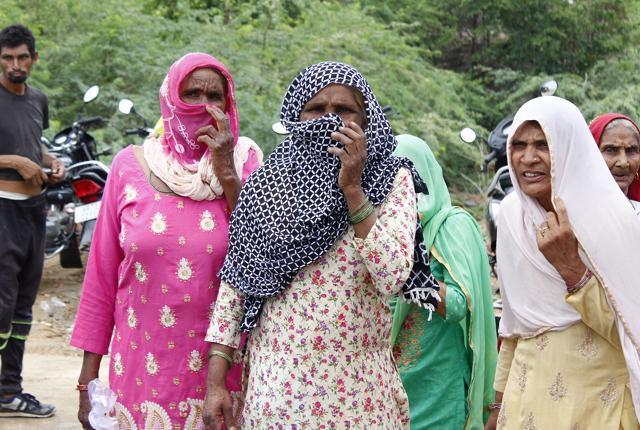Villagers in Bandhwari complain that the stench from the garbage at the landfill site forces them to cover their faces when they go out of their homes. (Yogendra Kumar/HT PHOTO) Villagers in Bandhwari complain that the stench from the garbage at the landfill site forces them to cover their faces when they go out of their homes. (Yogendra Kumar/HT PHOTO)