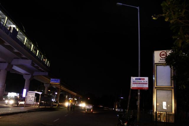 Atleast six street lights were not working between MG Road and Sikanderpur metro stations in Gurugram, India, on Monday, July 2, 2018. (Yogendra Kumar/HT PHOTO) Atleast six street lights were not working between MG Road and Sikanderpur metro stations in Gurugram, India, on Monday, July 2, 2018. (Yogendra Kumar/HT PHOTO)