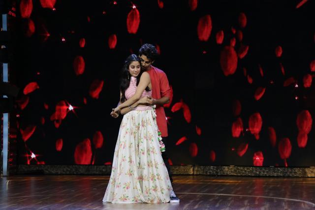 The sweet couple... (Viral Bhayani)
