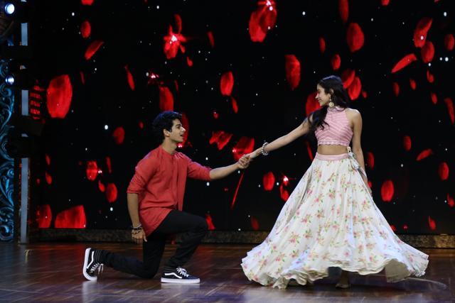 Ishaan goes down on one knee for Janhvi. (Viral Bhayani)