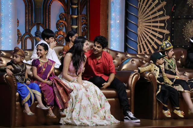 Janhvi Kapoor and Ishaan Khatter chat on the sets of India’s Best Dramebaaz. (Viral Bhayani)