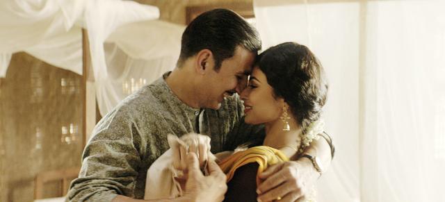 Akshay Kumar and Mouni Roy in a playful mood in a song from Gold, Naino Ne Baandhi Akshay Kumar and Mouni Roy in a playful mood in a song from Gold, Naino Ne Baandhi