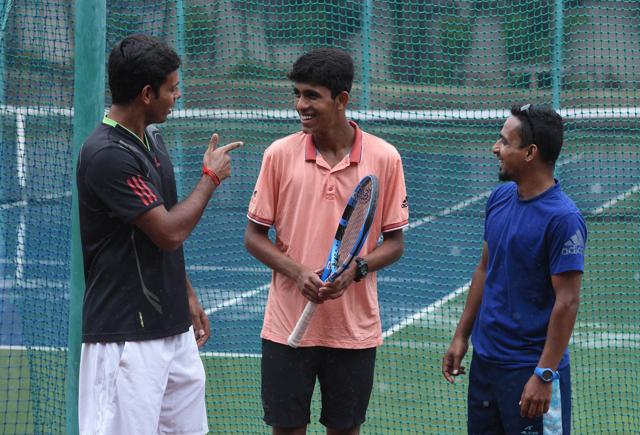 (From left) Tennis coach Aditya Madkekar, Siddhant Banthia and fitness coach Kaifi Afzal during a training session. (Pratham Gokhale/HT Photo) (From left) Tennis coach Aditya Madkekar, Siddhant Banthia and fitness coach Kaifi Afzal during a training session. (Pratham Gokhale/HT Photo)