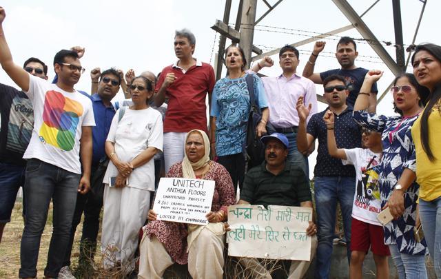 Buyers of Unitech Anthea floors hold a protest at the project site in sector 70, in Gurugram on Sunday, July 01, 2018. (Yogendra Kumar/HT PHOTO) Buyers of Unitech Anthea floors hold a protest at the project site in sector 70, in Gurugram on Sunday, July 01, 2018. (Yogendra Kumar/HT PHOTO)
