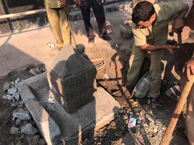 BMC workers restore III milestone at Tardeo. (HT PHOTO)