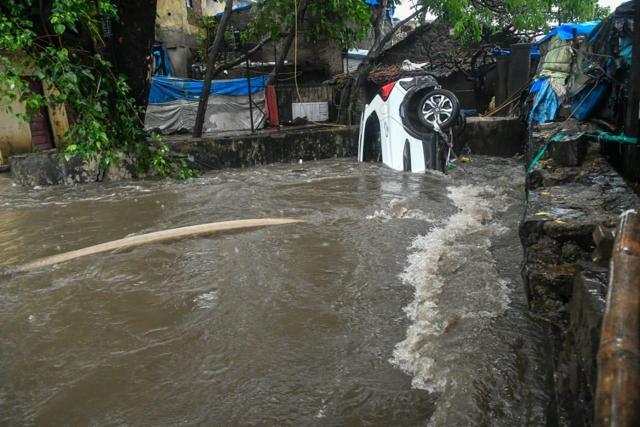 A car gets washed away due to heavy rainwater at Andheri Subway in Mumbai. (HT Photo/Shashi S Kashyap) A car gets washed away due to heavy rainwater at Andheri Subway in Mumbai. (HT Photo/Shashi S Kashyap)
