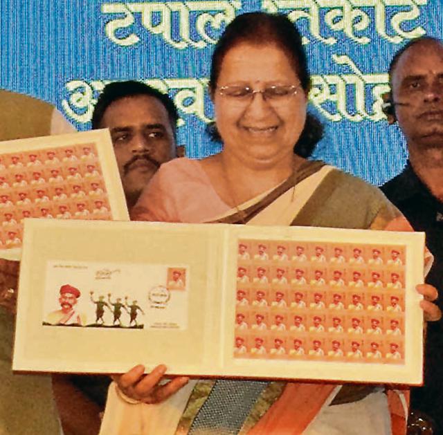 Sumitra Mahajan, Lok Sabha speaker, unveils the postal stamps in memory of freedom fighter Damodar Chapekar on Sunday. (HT Photo) Sumitra Mahajan, Lok Sabha speaker, unveils the postal stamps in memory of freedom fighter Damodar Chapekar on Sunday. (HT Photo)
