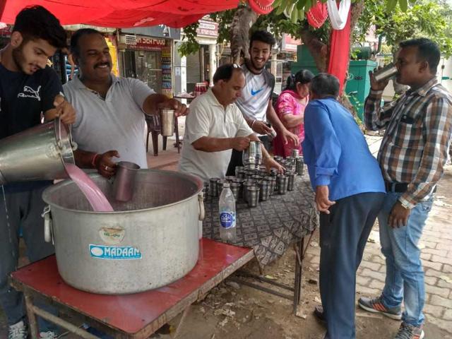 One of the places in Gurugram where (chhabil) sweet lassi was distributed in steel utensils. One of the places in Gurugram where (chhabil) sweet lassi was distributed in steel utensils.