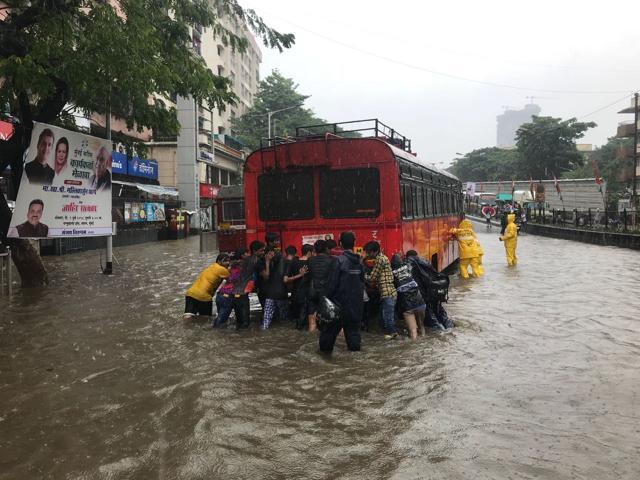 A bus stranded at Hindmata in Mumbai. (HT Photo/ Bhushan Koyande) A bus stranded at Hindmata in Mumbai. (HT Photo/ Bhushan Koyande)