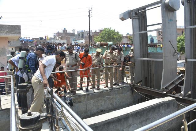 The well is nearly 60 feet deep and had nearly four foot of garbage with a heavy presence of toxic gases like methane, officials said. (Sakib Ali/ HT Photo) The well is nearly 60 feet deep and had nearly four foot of garbage with a heavy presence of toxic gases like methane, officials said. (Sakib Ali/ HT Photo)