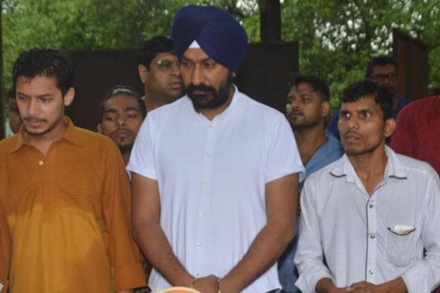 Taarak Mehta’s Roshan Singh Sodi (Gurucharan Singh) at Kavi Kumar Azad’s funeral. (Viral Bhayani) Taarak Mehta’s Roshan Singh Sodi (Gurucharan Singh) at Kavi Kumar Azad’s funeral. (Viral Bhayani)