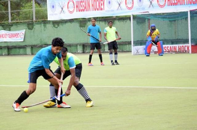 HT PHOTO (Bombay Engineer Group in action against Hockey United (in blue jersey) in the semi-finals of Hussain hockey tournament on Monday.) HT PHOTO (Bombay Engineer Group in action against Hockey United (in blue jersey) in the semi-finals of Hussain hockey tournament on Monday.)