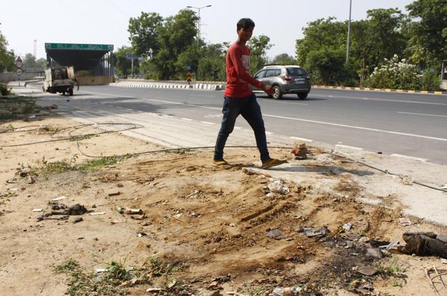 The spot near the Rajiv Chowk underpass in sector 38 where a charred car had been hindering traffic. (Yogendra Kumar/HT PHOTO) The spot near the Rajiv Chowk underpass in sector 38 where a charred car had been hindering traffic. (Yogendra Kumar/HT PHOTO)
