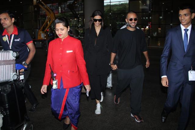 Sonam Kapoor and Viral Bhayani at the airport. (Viral Bhayani) Sonam Kapoor and Viral Bhayani at the airport. (Viral Bhayani)