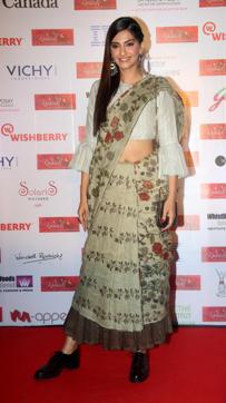 Sonam Kapoor in an innovative sari (Fotocorp) Sonam Kapoor in an innovative sari (Fotocorp)